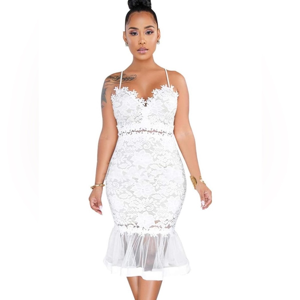 White sweetheart neckline bodycon lacy dress with mesh panels (size L)
